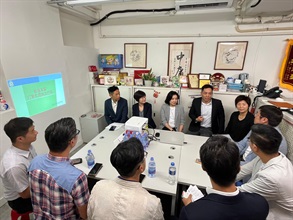Hong Kong Customs conducted a joint anti-illicit cigarette publicity campaign with Legislative Council Member Mr Ngan Man-yu, members of the Kwun Tong District Council, the Tobacco and Alcohol Control Office of the Department of Health and the Housing Department at On Tai Estate in Kwun Tong today (October 17). Photo shows Customs officers conducting a brief for council members and introducing Customs' enforcement actions against illicit cigarettes.