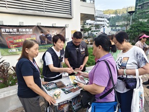 Hong Kong Customs conducted a joint anti-illicit cigarette publicity campaign with Legislative Council member Mr Ngan Man-yu, members of the Kwun Tong District Council, the Tobacco and Alcohol Control Office of the Department of Health and the Housing Department at On Tai Estate in Kwun Tong today (October 17). Photo shows Customs officers promoting anti-illicit cigarette messages to residents.