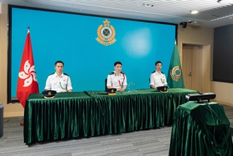 香港海关于十月十七日在联合国环境规划署举办的二○二四-二○二五年度「亚洲环境执法卓越奖」视像颁奖典礼中获颁两项殊荣。图示海关副关长（管制及执法）胡伟军（中）及海关有组织罪案调查科人员出席有关视像颁奖典礼。