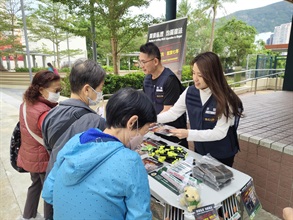Hong Kong Customs conducted a joint anti-illicit cigarette publicity campaign with members of the Southern District Council, the Tobacco and Alcohol Control Office of the Department of Health and the Housing Department at Ap Lei Chau Estate in Southern District today (October 23). Photo shows Customs officers introducing residents to Customs' enforcement actions against illicit cigarettes and the latest amendments to illicit cigarette-related legislation.