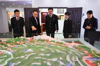 The Commissioner of Customs and Excise, Mr Chan Tsz-tat, made a visit to the Lhasa Customs District starting October 19, with the visit concluding today (October 23). Photo shows Mr Chan (second left) visiting the Lhasa Customs District on October 20 accompanied by the Director General in the Lhasa Customs District, Mr Wang Honghan (third left), and the Deputy Director General of the Department of International Cooperation of the General Administration of Customs of the People’s Republic of China, Mr Zhang Xiaohui (first left).