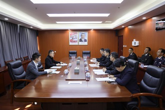 The Commissioner of Customs and Excise, Mr Chan Tsz-tat, made a visit to the Lhasa Customs District starting October 19, with the visit concluding today (October 23). Photo shows Mr Chan (second left), visiting the Lhasa Customs District and meeting with the Director General in the Lhasa Customs District, Mr Wang Honghan (front row, third right), on October 20.