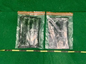 Hong Kong Customs yesterday (October 27) detected two drug trafficking cases involving baggage concealment at Hong Kong International Airport and seized about four kilograms of suspected cocaine and 12kg of suspected ketamine, with a total estimated market value of about $7.9 million. Photo shows the suspected cocaine seized in the first case.