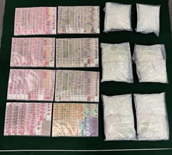 香港海关于十月二十四日及昨日（十月二十八日）截查两件由比利时经内地寄到香港、报称杀虫药的快递包裹，并发现两件包裹中的胶桶内藏约二十公斤怀疑氯胺酮，估计市值共约九百万元。图示检获的怀疑氯胺酮和在二十一岁被捕男子的私家车上检获的港币现金。