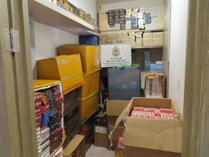 Hong Kong Customs yesterday (November 5) raided a suspected illicit cigarette storage centre in Tsuen Wan, seizing about 750 000 suspected illicit cigarettes with an estimated market value of about $3.38 million and a duty potential of about $2.48 million. One person was arrested. Photo shows the suspected illicit cigarette storage centre and some of the suspected illicit cigarettes seized.