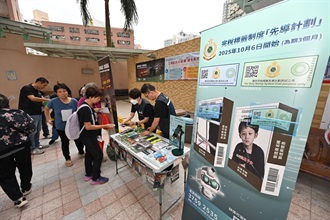 Hong Kong Customs today (November 7) conducted a joint anti-illicit cigarette publicity campaign with members of the Eastern District Council, the Tobacco and Alcohol Control Office of the Department of Health, the Police and the Housing Department at Hing Wah (1) Estate and Yiu Tung Estate in Eastern District, and to publicise the duty stamp system. Photo shows Customs officers distributing promotional items and explaining anti-illicit cigarette messages to residents.