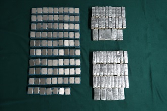 Hong Kong Customs yesterday (November 6) detected two suspected smuggling cases involving private cars at the Heung Yuen Wai Boundary Control Point and seized 1 386 suspected smuggled CPUs and 1 700 suspected smuggled solid-state drives with a total estimated market value of about $4.77 million. Photo shows the suspected smuggled CPUs and the suspected smuggled solid-state drives seized from the false compartment of the chassis frame under the cargo compartment of the first private car.