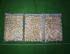 Hong Kong Customs today (November 8) detected a dangerous drug trafficking case involving baggage concealment at Hong Kong International Airport. About 5.8 kilograms of suspected cocaine with an estimated market value of about $3.6 million were seized. Photo shows the suspected cocaine seized.