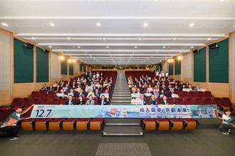 The Commissioner of Customs and Excise, Mr Chan Tsz-tat (first row, fourth left) and the directorates of Hong Kong Customs today (November 25) attended the "Customs YES" Summer Internship Programme 2025 Certificate Presentation Ceremony with representatives from the Honorary Presidents' Association and the Executive Committee of "Customs YES", supporting organisations, various formations of Customs and interns of the "Customs YES" Summer Internship Programme 2025.