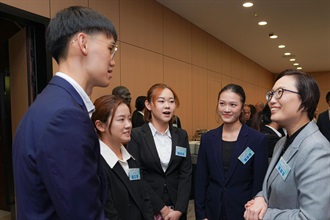 The Acting Deputy Commissioner (Management and Strategic Development) of Customs and Excise, Ms Phoebe Wong (first right), today (November 25) interacts with interns of the "Customs YES" Summer Internship Programme 2025, and encourages them to explore diverse career paths through internship opportunities.