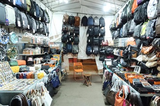 Hong Kong Customs mounted a special enforcement operation codenamed "Gridbuster" in Mong Kok between November 20 and yesterday (December 4) to combat the sale of counterfeit goods and seized about 7 000 items of suspected counterfeit goods with an estimated market value of about $2.58 million. Photo shows one of the fixed-pitch hawker stalls raided.