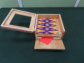 Hong Kong Customs yesterday (December 9) seized 34 suspected scheduled endangered live lizards with an estimated market value of about $20,400 at Hong Kong International Airport. Photo shows the wooden box with a hidden compartment for concealing the batch of suspected scheduled endangered live lizards.