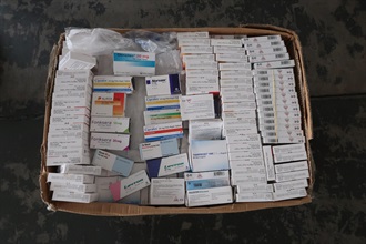 香港海關於十一月十九日和二十日分別偵破兩宗涉嫌利用內河船走私的案件，並檢獲大批懷疑走私貨物，估計市值共約七千五百萬元。圖示檢獲的懷疑走私貨物。