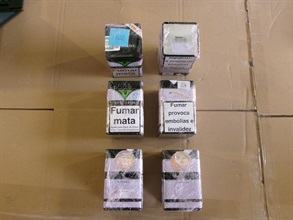 香港海關於十一月十九日和二十日分別偵破兩宗涉嫌利用內河船走私的案件，並檢獲大批懷疑走私貨物，估計市值共約七千五百萬元。圖示檢獲的懷疑走私貨物。