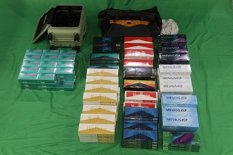 一名三十四歲入境女旅客因處理未完稅香煙，未有向海關人員作出申報，以及進口另類吸煙產品，違反《應課稅品條例》和《進出口條例》，今日（十二月十一日）在西九龍裁判法院被判處監禁三個月和罰款一千元元。圖示檢獲的未完稅香煙及另類吸煙產品。