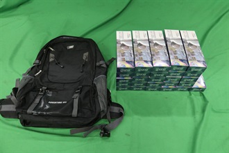 一名二十一歲入境男旅客因管有未完稅香煙及未有向海關人員作出申報，違反《應課稅品條例》，今日（十二月十二日）在西九龍裁判法院被判處監禁兩個月和罰款一千元。圖示檢獲的未完稅香煙。