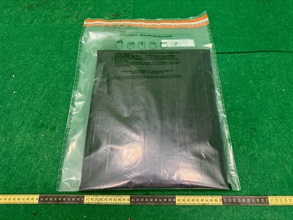 香港海關在香港國際機場偵破一宗空運販運毒品的案件及一宗旅客販運毒品的案件，並在大埔搗破一個懷疑毒品分銷中心，共檢獲約十五公斤懷疑氯胺酮、一公斤懷疑大麻花、四十粒懷疑依托咪酯煙彈、六百六十克懷疑液態依托咪酯、八克懷疑大麻油及一點七公斤懷疑海洛英，市值共約八百九十萬元，並拘捕三名男子。圖示於第二宗案件中檢獲的懷疑海洛英。