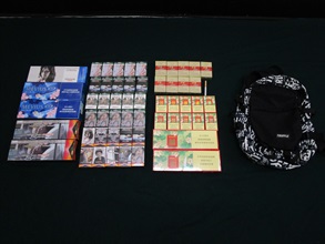 一名四十歲抵港男旅客因進口應課稅品條例適用的貨品、管有未完稅香煙及未有向海關人員作出申報，違反《應課稅品條例》，今日（十二月十二日）在粉嶺裁判法院被判處監禁六個星期及罰款一千元。圖示檢獲的未完稅香煙和用作收藏未完稅香煙的背包。