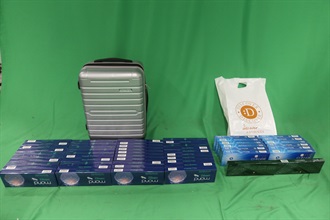 一名二十一岁入境男旅客因进口未完税香烟及未有向海关人员作出申报，违反《应课税品条例》，今日（十二月十五日）在西九龙裁判法院被判处监禁六星期，以及罚款五百元。图示检获的未完税香烟。