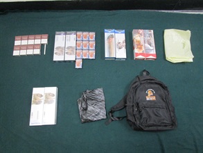 一名49岁入境男旅客因管有未完税香烟和未有向海关人员作出申报，违反《应课税品条例》，今日（十二月十八日）在粉岭裁判法院被判处监禁六个星期。图示检获的未完税香烟。