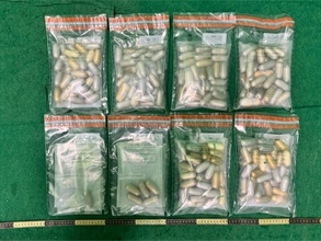 Hong Kong Customs yesterday (December 26) detected a drug trafficking case involving baggage concealment at Hong Kong International Airport and seized about 4.7 kilograms of suspected cocaine with an estimated market value of about $3.5 million, as well as five sticks of duty-not-paid cigarette. Photo shows the suspected cocaine seized.