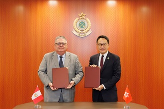 The Commissioner of Customs and Excise, Mr Chan Tsz-tat, concluded the Mutual Recognition Arrangement on Authorized Economic Operator Programme with the National Superintendence of Customs and Tax Administration of Peru in hybrid mode at the Customs Headquarters Building today (December 30). Photo shows Mr Chan (right) exchanging the signed text with the Consul-General of Peru, Mr Enrique Carlos Cardenas Arestegui (left).