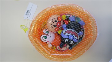 香港海关今日（三月十五日）提醒市民留意四款不安全的塑胶玩具，图示其中一款玩具，测试结果显示玩具未附有《玩具及儿童产品安全条例》所规定的识别标记及双语警告标籤。
