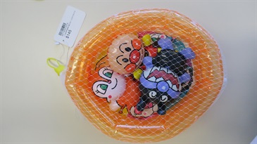 香港海关今日（三月十五日）提醒市民留意四款不安全的塑胶玩具，图示其中一款玩具，测试结果显示玩具未附有《玩具及儿童产品安全条例》所规定的识别标记及双语警告标籤。