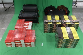 一名二十二歲入境女旅客因進口未完稅香煙，未有向海關人員作出申報，以及進口另類吸煙產品，違反《應課稅品條例》和《進出口條例》，今日（一月五日）在西九龍裁判法院被判處監禁六個月和罰款二千元。圖示檢獲的未完稅香煙及另類吸煙產品。