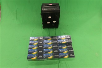 一名五十三歲入境男旅客因進口未完稅香煙及未有向海關人員作出申報，違反《應課稅品條例》，今日（一月六日）在西九龍裁判法院被判處監禁三十八日及罰款五百元。圖示檢獲的未完稅香煙。