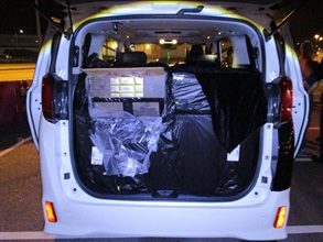 Two male drivers, aged 36 and 51, were sentenced to eight months' and seven months' imprisonment respectively by the West Kowloon Magistrates' Courts today (January 7) for importing and dealing with duty-not-paid cigarettes, in contravention of the Dutiable Commodities Ordinance. Photo shows some of the duty-not-paid cigarettes seized.