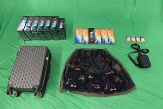 An incoming 39-year-old male passenger was sentenced to three months' imprisonment by the West Kowloon Magistrates' Courts today (January 8) for importing duty-not-paid cigarettes and failing to declare them to Customs officers, in contravention of the Dutiable Commodities Ordinance. Photo shows the duty-not-paid cigarettes.