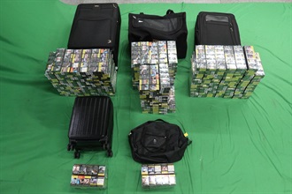 一名四十三歲入境女旅客因進口未完稅香煙及未有向海關人員作出申報，違反《應課稅品條例》，今日（一月十日）在九龍城裁判法院被判處監禁六個月和罰款一千元。圖示檢獲的未完稅香煙。