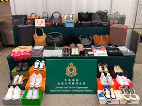 香港海關於一月二日在香港國際機場檢獲約七千八百件懷疑冒牌貨物，包括鞋具、手袋、衣服和配飾，估計市值約四百八十萬元。圖示檢獲的懷疑冒牌貨物。