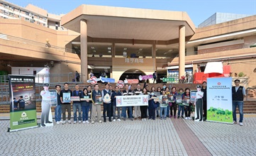 香港海關今日（一月十三日）與沙田區區議員、衞生署控煙酒辦公室、警務處及房屋署在大圍隆亨邨及美林邨進行聯合反私煙宣傳活動，並講解完稅標籤制度。