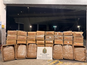 Hong Kong Customs yesterday (January 13) raided two suspected illicit tobacco product centres in Lau Fau Shan and seized about 4 800 kilograms of suspected duty-not-paid manufactured tobacco with an estimated market value of about $32.3 million and a duty potential of about $20 million. One person was arrested. Photo shows the suspected duty-not-paid manufactured tobacco seized.