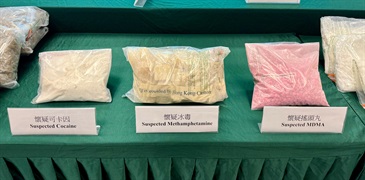 Hong Kong Customs conducted a large-scale anti-narcotics operation at Hong Kong International Airport from October 1 to December 31 last year to combat drug trafficking activities by aviation channels. During the operation, Hong Kong Customs, Mainland and overseas law enforcement agencies detected a total of 183 drug cases, seizing around 1.4 tons of suspected drugs including ketamine, cannabis, methamphetamine, cocaine, MDMA and heroin, with an estimated market value of over $431 million. Sixty-two persons suspected to be connected with the cases were arrested. Photo shows some of the suspected drugs seized.