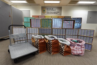 一名男子因處理未完稅香煙及管有另類吸煙產品作售賣目的，違反《應課稅品條例》及《吸煙（公眾衞生）條例》，一月十四日在西九龍裁判法院被判處監禁十三個月。圖示檢獲的私煙及另類吸煙產品。