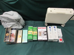 兩名入境旅客因管有未完稅香煙和未有向海關人員作出申報，違反《應課稅品條例》，今日（一月十六日）在粉嶺裁判法院分別被判處監禁兩個月及十星期。圖示部分檢獲的未完稅香煙。