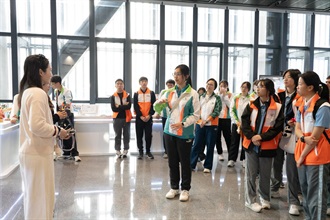 「香港海關青年發展計劃」（Customs YES）與合作夥伴「優質師友網絡」（QMN）今日（一月十七日）舉辦「Customs YES X QMN 創夢前海 低空經濟新機遇‧青年創業探索日」。圖示團員與駐前海深港青年夢工場的香港科創企業代表交流。