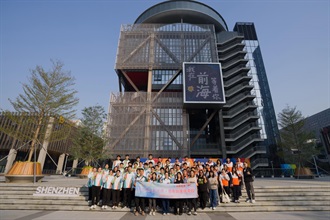 「香港海關青年發展計劃」（Customs YES）與合作夥伴「優質師友網絡」（QMN）今日（一月十七日）舉辦「Customs YES X QMN 創夢前海 低空經濟新機遇‧青年創業探索日」。圖示海關助理關長（行政及人力資源發展）黃蕙荃（第一排中間）帶領團員到訪前海深港青年夢工場。