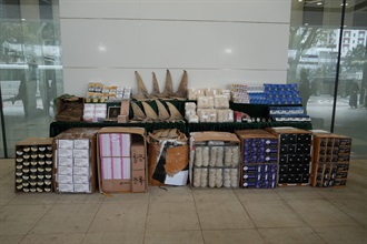 香港海關於一月五日和八日分別偵破兩宗涉嫌利用內河船走私的案件，並檢獲大批懷疑走私貨物，估計市值共約二千九百萬元。圖示檢獲的懷疑走私貨物。