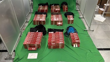 四名入境旅客因進口和處理未完稅香煙以及未有向海關人員作出申報，違反《應課稅品條例》，今日（一月二十二日）在西九龍裁判法院各被判處監禁四至七個月，其中三人被判罰款五百元。圖示於一名四十八歲入境女旅客、一名三十七歲入境男旅客和一名五十五歲入境男旅客的行李內檢獲的未完稅香煙。