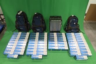 四名入境旅客因進口和處理未完稅香煙以及未有向海關人員作出申報，違反《應課稅品條例》，今日（一月二十二日）在西九龍裁判法院各被判處監禁四至七個月，其中三人被判罰款五百元。圖示於一名三十三歲入境男旅客的個人行李內檢獲的未完稅香煙。