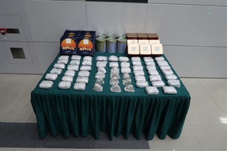 Hong Kong Customs yesterday (January 27) detected a suspected smuggling case involving an outgoing cross-boundary private car at the Heung Yuen Wai Boundary Control Point and seized about 219 kilograms of suspected smuggled silver with an estimated market value of about $6.1 million. Photo shows the suspected smuggled silver seized.
