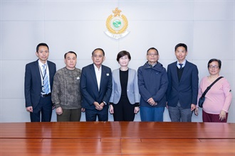 Hong Kong Customs held an information session on the Duty Stamp System at the Customs Headquarters Building today (January 29), comprehensively introducing the latest developments and future arrangements of the system to the tobacco industry. Photo shows the meeting between Customs officers and representatives of the newspaper stalls industry following the information session.
