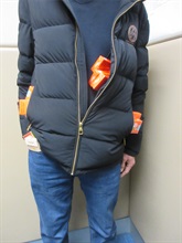 一名入境男旅客因管有未完税香烟和未有向海关人员作出申报，违反《应课税品条例》，今日（二月二日）在粉岭裁判法院被判处监禁六星期及罚款六百元。图示该名旅客在外套袋及裤袋内收藏未完税香烟。