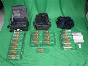 一名入境男旅客因进口未完税香烟及未有向海关人员作出申报，违反《应课税品条例》，今日（二月二日）在西九龙裁判法院被判处监禁四个月和罚款五百元。图示于该名四十一岁男旅客的个人行李内检获的未完税香烟。