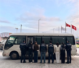 During a mega event held on February 7 and 8, Hong Kong Customs conducted a joint enforcement operation with the Immigration Department and the Hong Kong Police Force to combat the sale of infringing goods by mobile hawkers, illegal worker and concert ticket scalping activities in the vicinity of the AsiaWorld-Expo. Five suspected illegal workers were arrested during the operation.