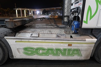 Hong Kong Customs on February 6 detected an illicit fuel smuggling case involving a cross-boundary lorry at the Shenzhen Bay Control Point and found a suspected altered structure inside the fuel tanks of the tractor of the lorry. Approximately 1 320 litres of unmanifested motor spirit were seized. Photo shows an extra fuel tank cap found under metal cover panels on the left and right sides of the tractor of the lorry, with suspected illicit motor spirit concealed inside.